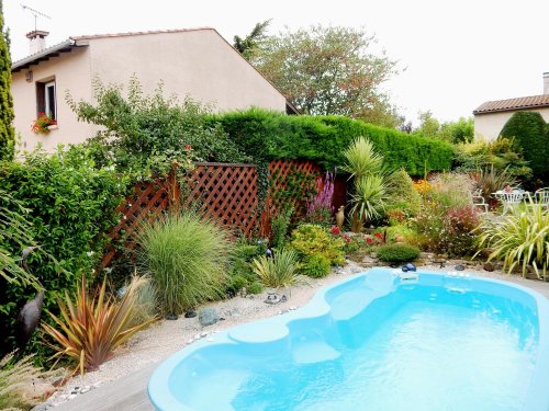 Jardin autour de la piscine à Launaguet