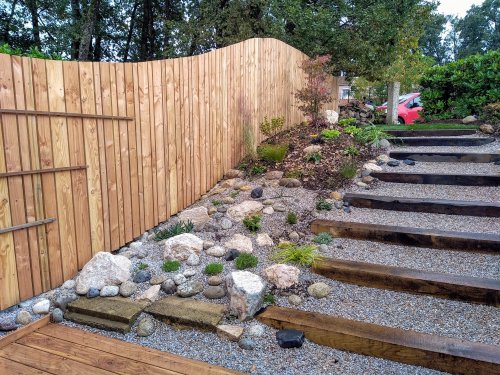 Création de petit jardin avec palissade et terrasse